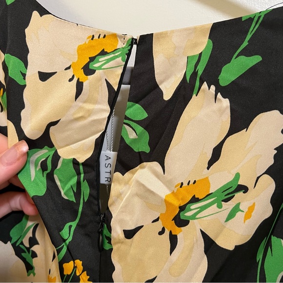 ASTR Black and Yellow Floral Ruched Mini Dress (NWT) - Picture 11 of 11